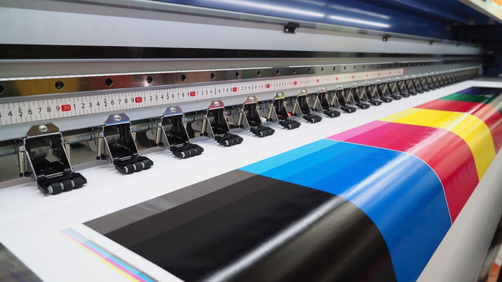 Impressora plotter colorida imprimindo papel com cores vivas, tecnologia para negócios