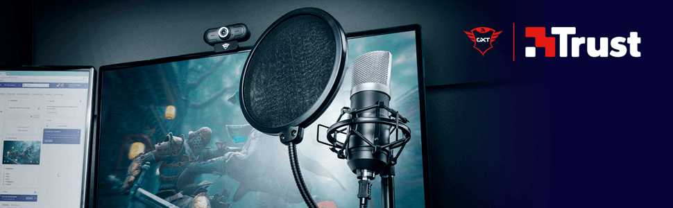 Microfone para jogos com filtro pop, webcam e monitor em ambiente de setup gamer