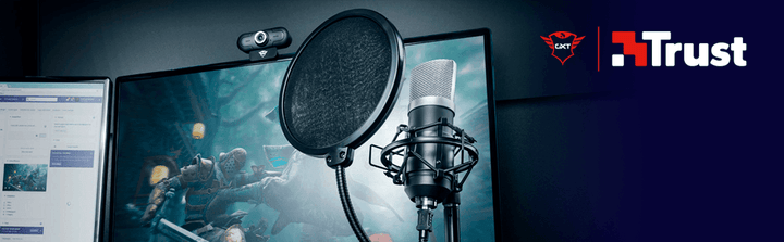 Microfone para jogos com filtro pop, webcam e monitor em ambiente de setup gamer